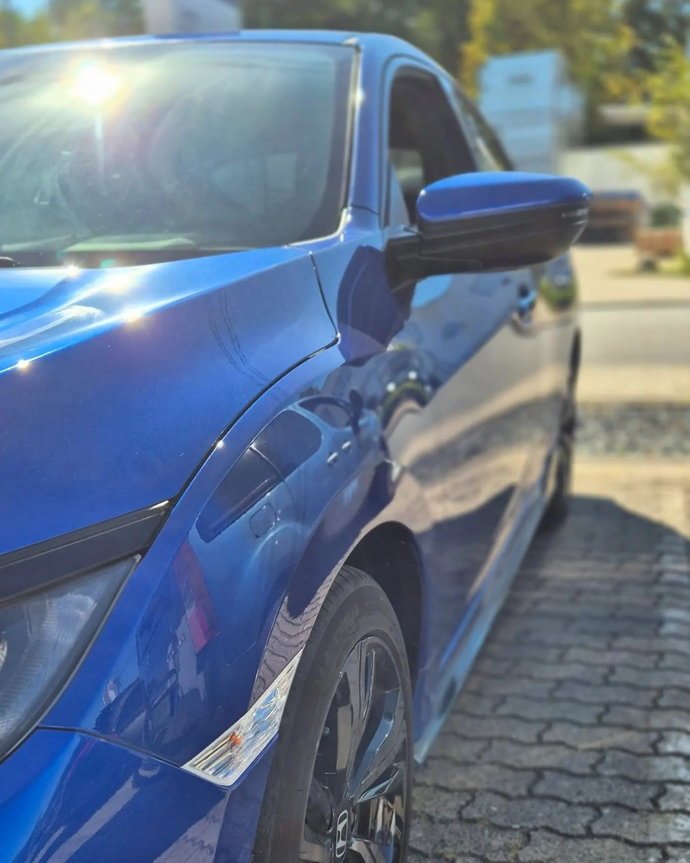 Lackiertes Fahrzeugdetail in Blau